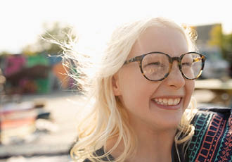 Jeune adolescente blonde portant des lunettes groupement Optic 2000